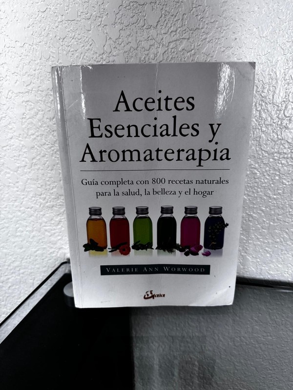 Aceites esenciales y aromaterapia — por Valerie Ann Worwood