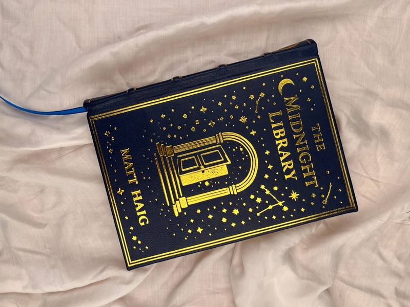 The Midnight Library [PREMIUM LEATHER BOUND] gallery