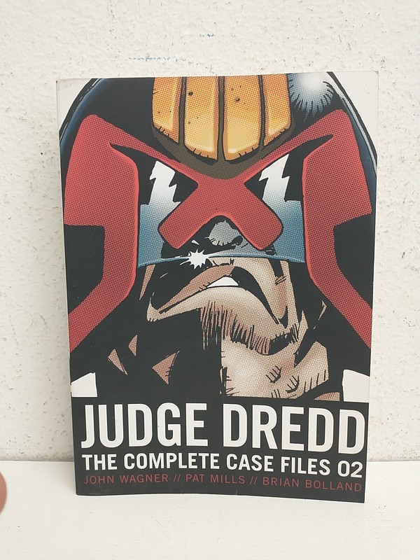 Judge Dredd - The Complete Case Files 02 by John Wagner Pat Mills - 2000 AD gallery