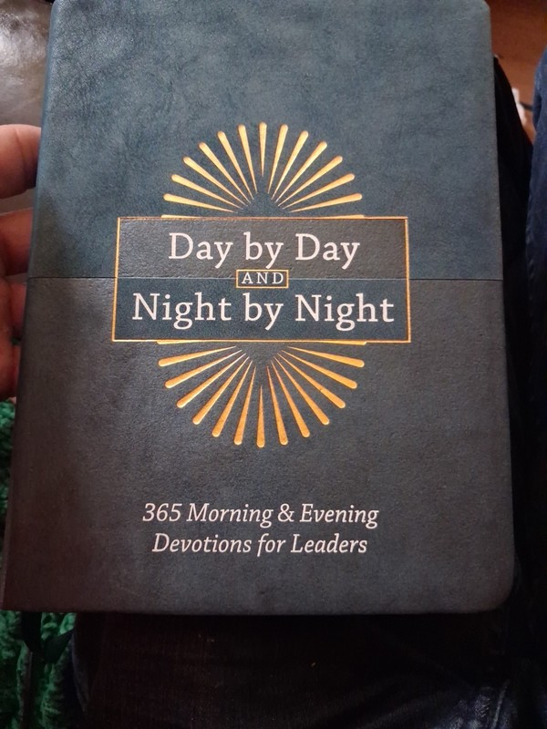 Day by Day and Night by Night : 365 Morning and Evening Devotions for Leaders…