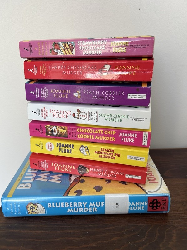 Lot of 8 Joanne Fluke Books- HANNAH SWENSON Mysteries/Recipes (1st 8 Of Series) gallery