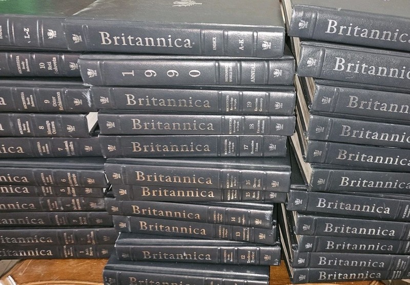 Encyclopedia Britannica Complete 32 Vol Set + 1990 Annual Letherete Cover 1990