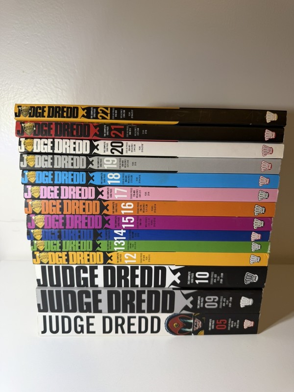LOT Of 14 Judge Dredd The Complete Case Files 2000 AD