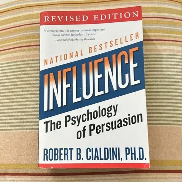 Influence The Psychology of Persuasion by Robert B. Cialdini 2006