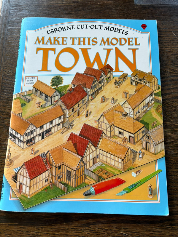 MAKE THIS MODEL TOWN by USBORNE CUT-OUT MODELS – 1987 Excellent!