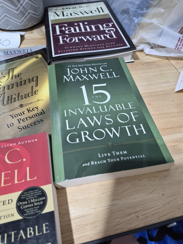 Lot of 12 John C. Maxwell Books TITLES SEEN Hardcover and Paperback gallery