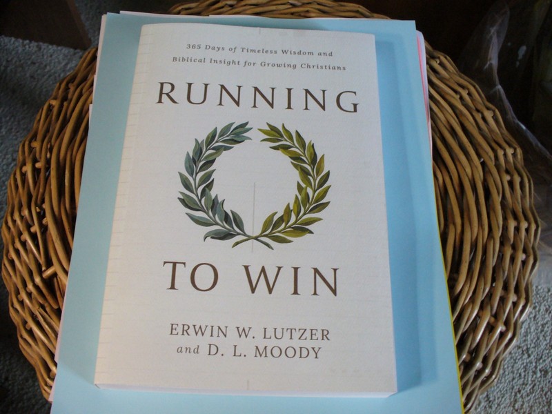 «Running To Win» Erwin Lutzer – New – Christian – Soft Cover – Bible