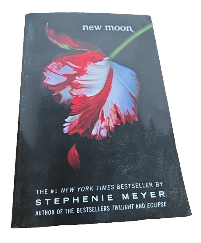 New Moon, by Stephenie Meyer (2008, Trade Paperback) First Edition