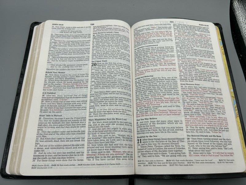Thomas Nelson NKJV Bible 3015 Black Red Letter Bonded Leather gallery