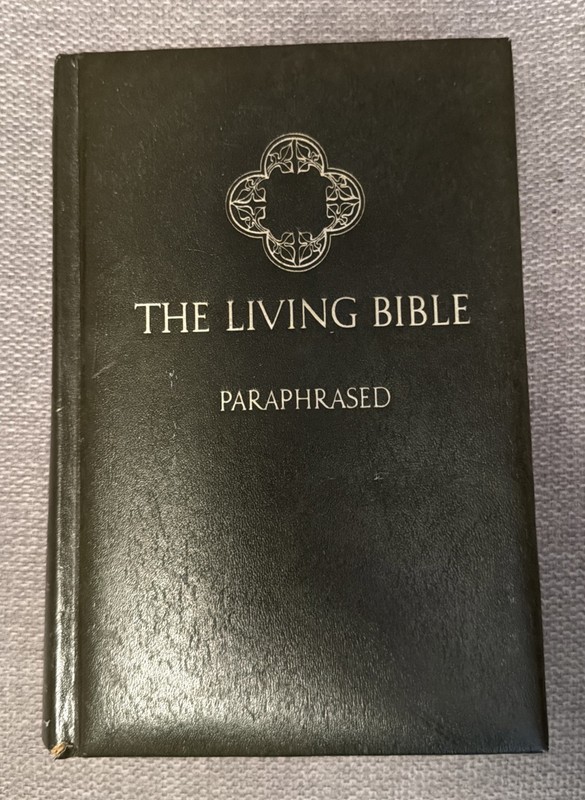 THE LIVING BIBLE Paraphrased Tyndale House Padded Hardcover 1972 10th Printing
