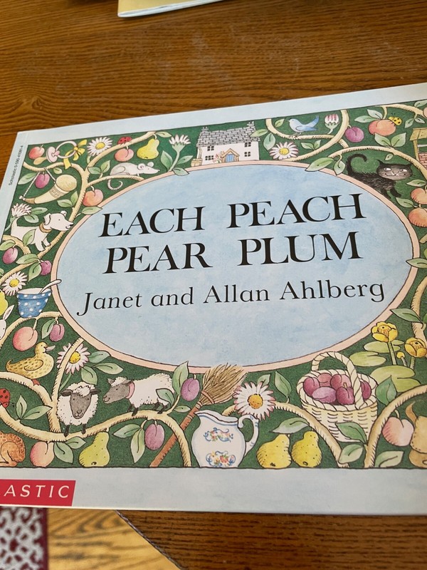 Allan Ahlberg Janet Ahlberg Each Peach Pear Plum (Paperback)