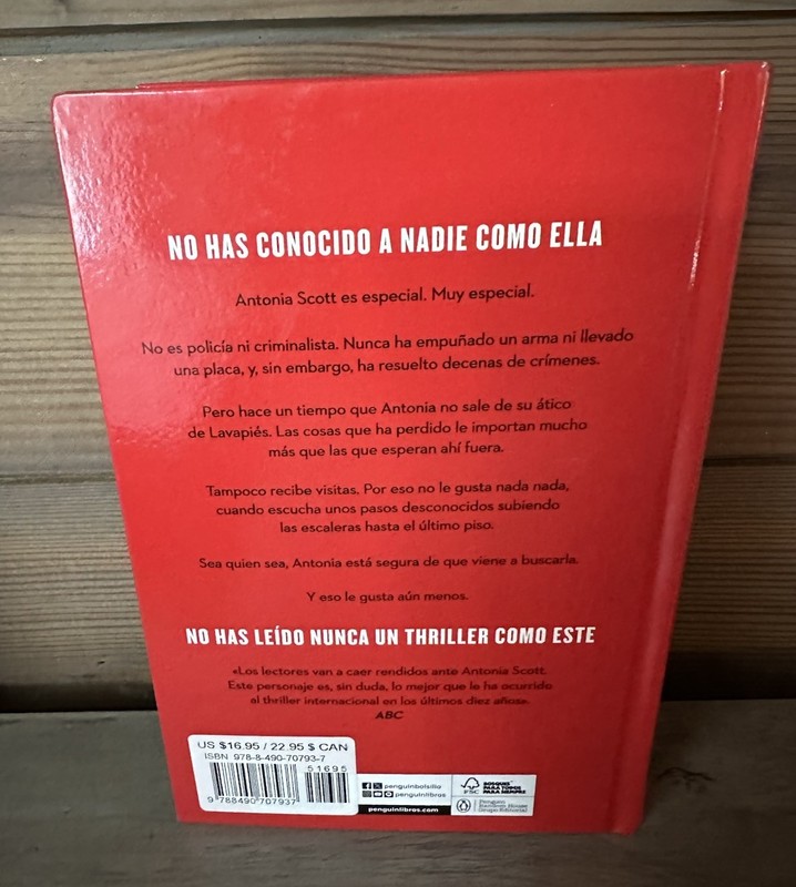 Juan Gómez-Jura Reina roja (Edición limitada, cantos pintados) / Red (Hardback) gallery