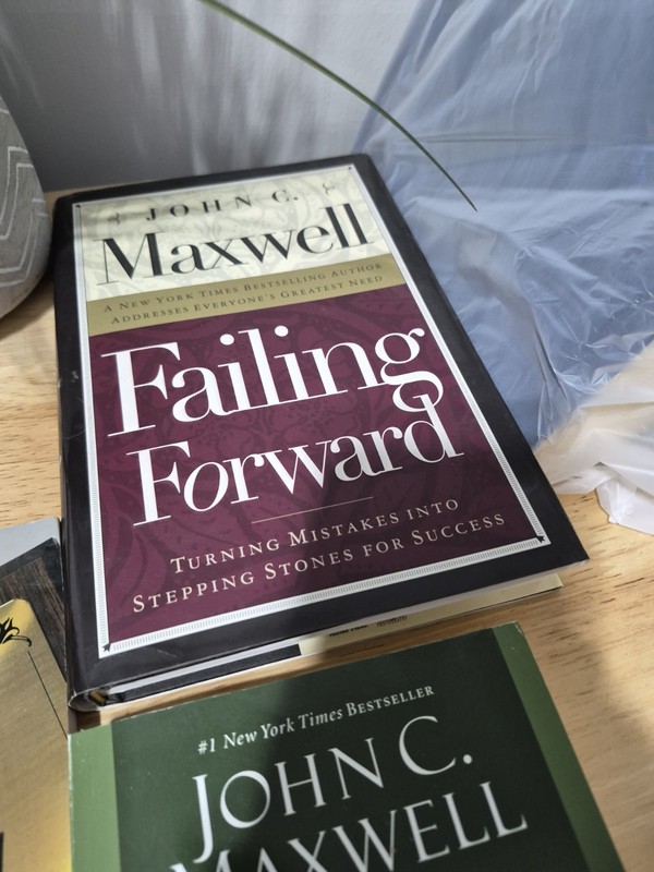 Lot of 12 John C. Maxwell Books TITLES SEEN Hardcover and Paperback gallery