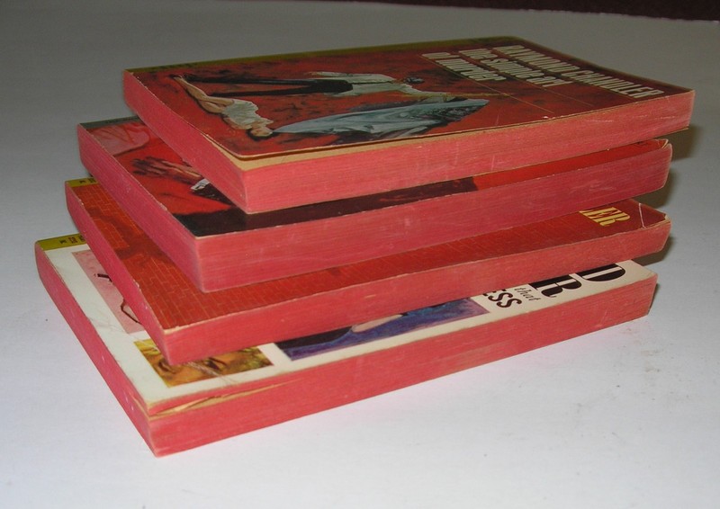 4 Raymond Chandler Phillip Marlowe Pparback books 1960`s gallery