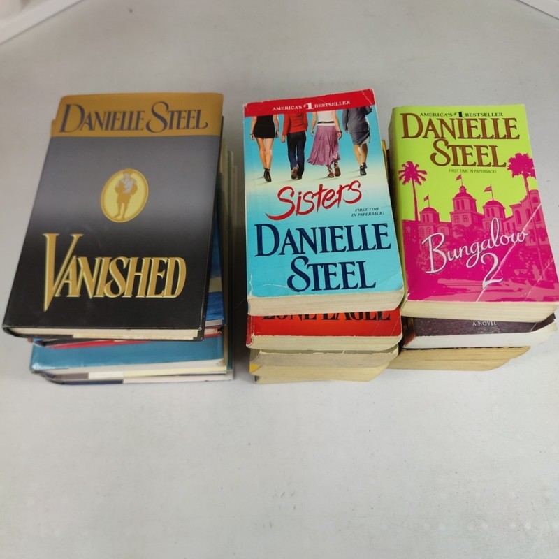 Lot of 15 Danielle Steel Romance Popular Series Hardcover, paperback Books MIX