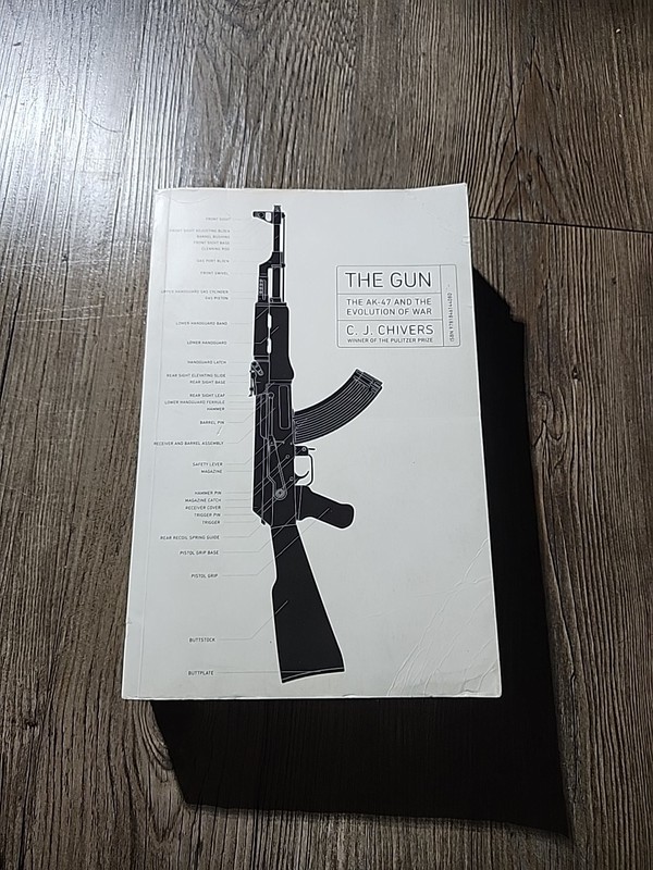 The Gun The Ak-47and The Evolution Of War C.J. CHIVERS SOFTCOVER 2010
