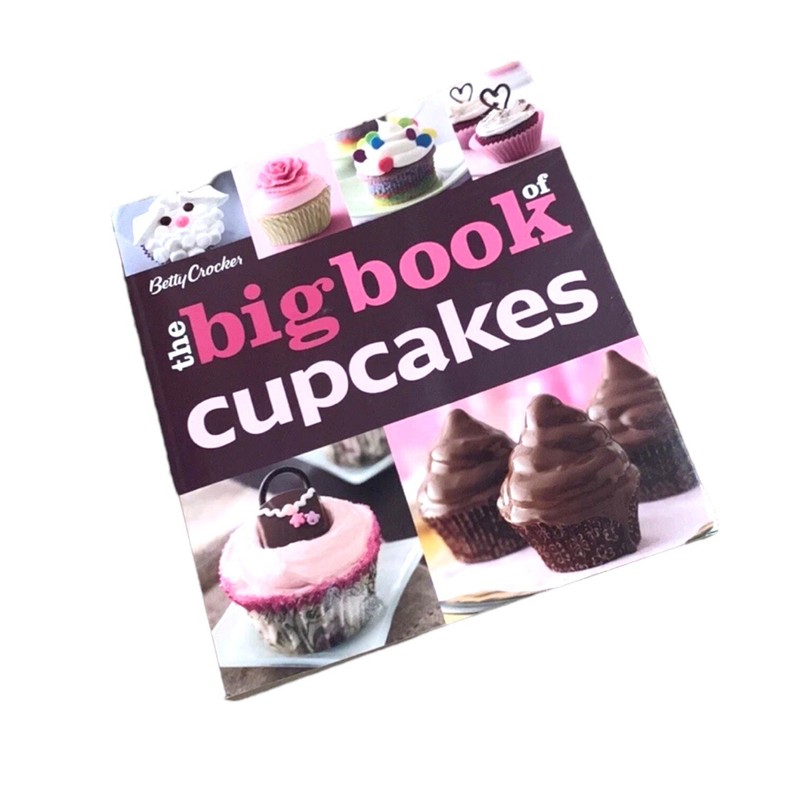 The Big Book of Cupcakes Betty Crocker General Mills 2011 Paperback Recipe Book