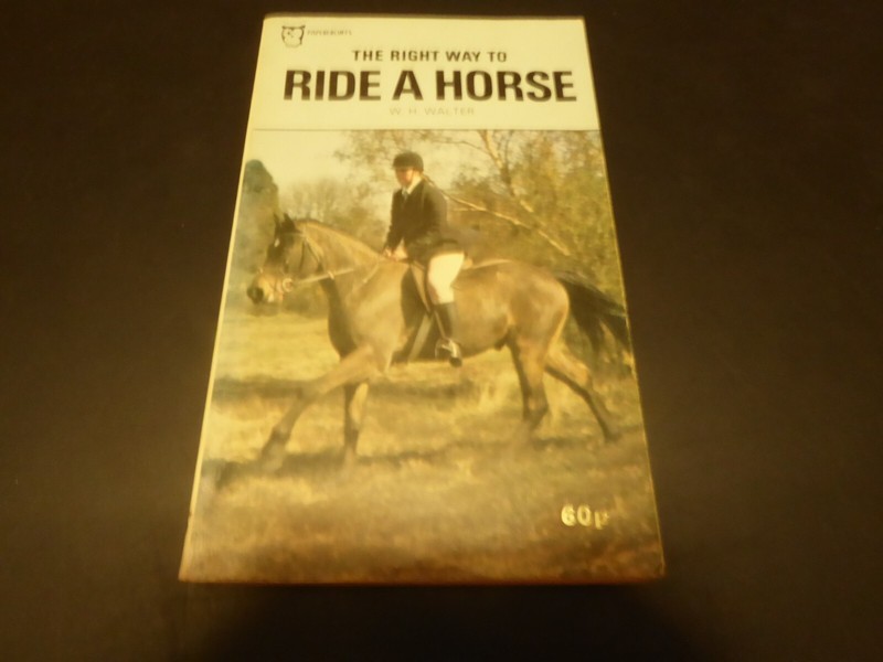 PAPER FRONTS SOFTBACK BOOK THE RIGHT WAY TO RIDE A HORSE BY WH WALTER 1977 #1410