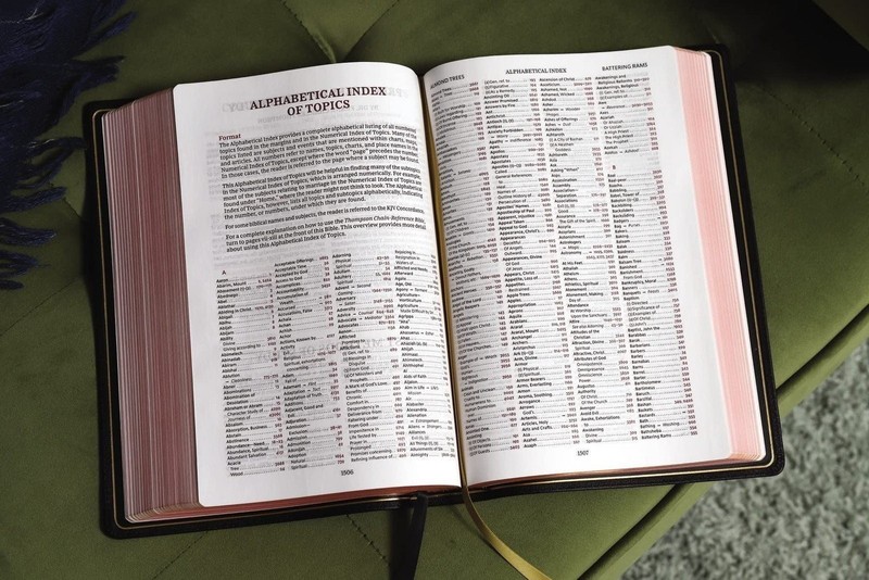 KJV, Thompson Chain-Reference Bible, Large Print, Genuine Leather, Cowhide, gallery