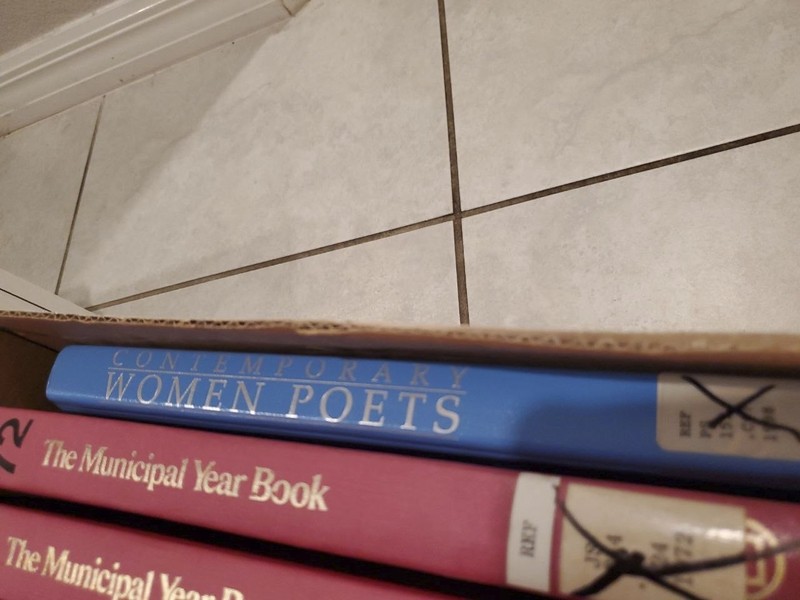 Contemporary Women Poets Edition 1. (Contemporary Writers Series) Hardcover