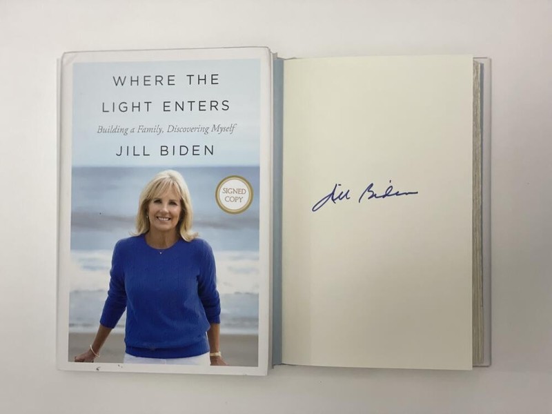 FIRST LADY JILL BIDEN SIGNED AUTOGRAPH «WHERE THE LIGHT ENTERS» – JOE RARE ACOA