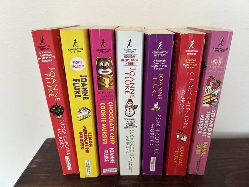 Lot of 8 Joanne Fluke Books- HANNAH SWENSON Mysteries/Recipes (1st 8 Of Series) gallery