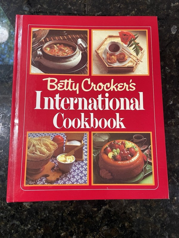 Vtg. 80's Betty Crocker Hardback Cook Book w/ Cover. #372 Pages. Cottagecore gallery