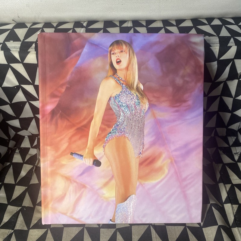 [Taylor Swift] The Official Taylor Swift The Eras Tour Book (Target Exclusive)