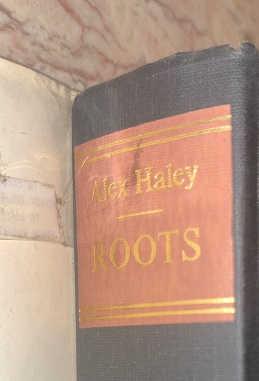 RARE 1976 SIGNED Alex Haley Roots 1st Edition Early Print R44 587 Pages 9.5” gallery