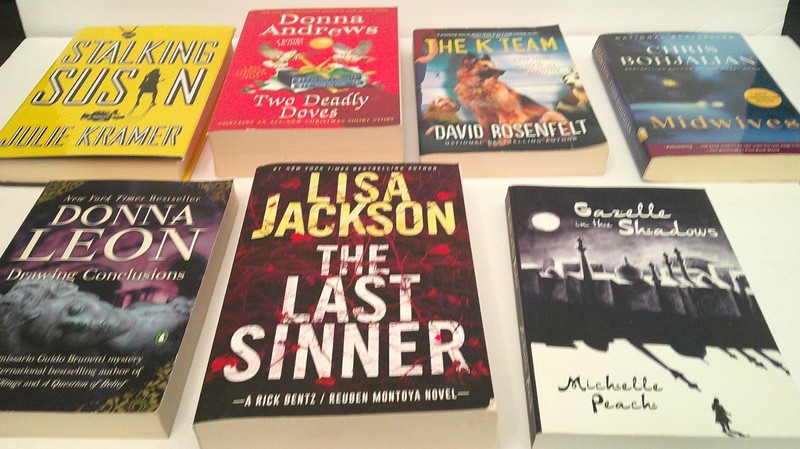 Lot of 7 Hardcover and Softcover Crime/Mystery Books Random Mix gallery