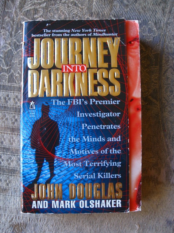 John E. Douglas, Mark Olshaker – Journey Into Darkness – 1997 – paperback