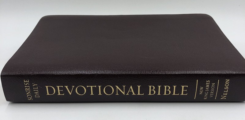 Sonrise Daily Devotional Bible~Thomas Nelson 2004 Bonded Leather ~ Burgundy