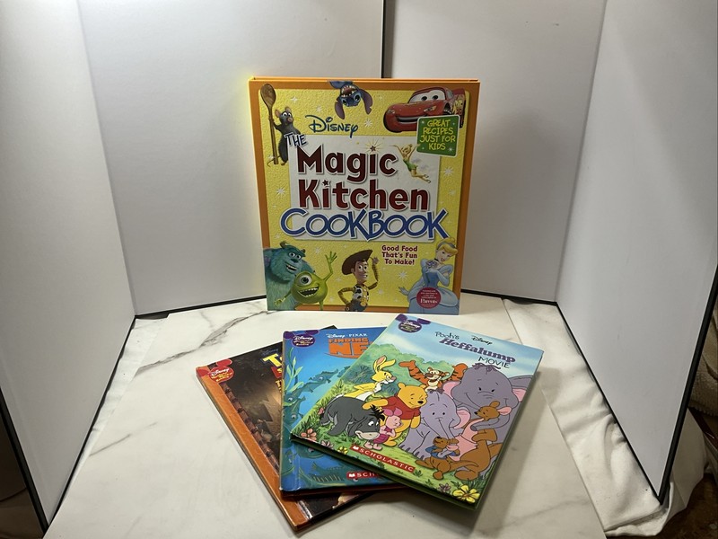 Disney Kids Magic Kitchen Cookbook by Sheena Chihak & Finding Nemo, Pooh, Toy St