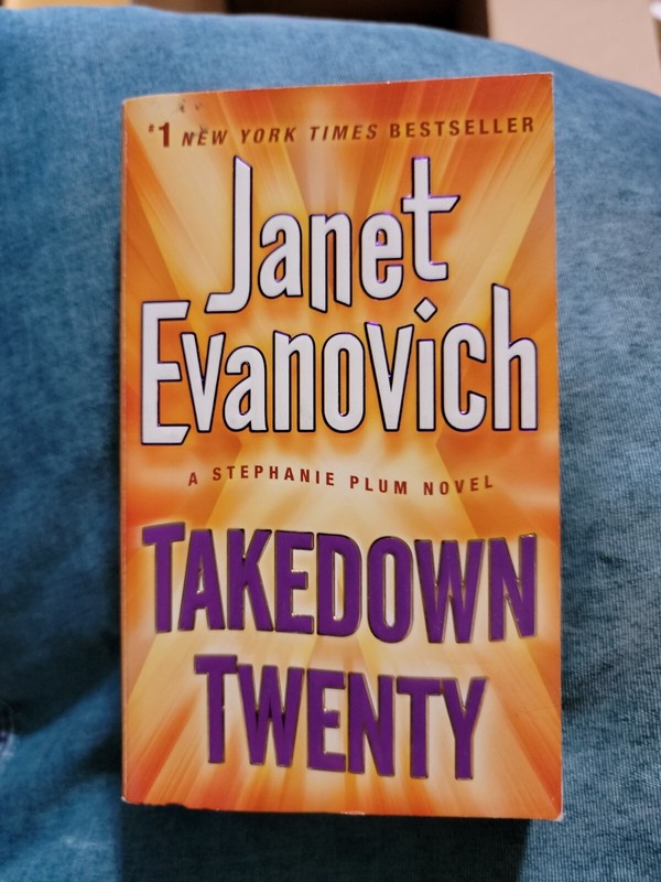 Stephanie Plum Ser.: Takedown Twenty : A Stephanie Plum Novel by Janet Evanovich