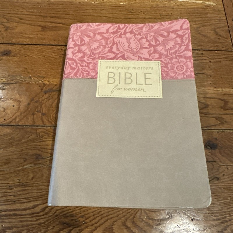 Everyday Matters Bible for Women New Living by LLC Hendrickson Publishers
