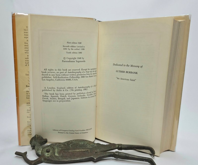 Autobiography of a Yogi Paramahansa Yogananda 1969 10th edition HC $5.00 DJ gallery