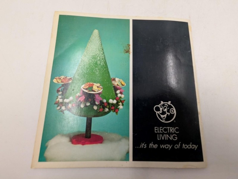 1968 WE Energies Cookie Book Wisconsin Electric Christmas Cooky Recipe Book C gallery