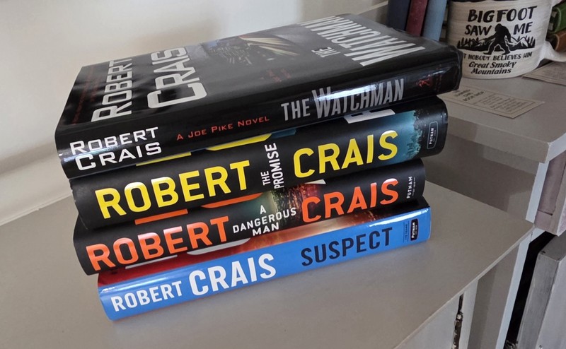 4 Robert Crais Hardcovers Elvis Cole & Joe Pike +