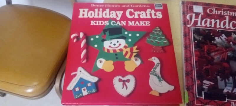 Books CHRISTMAS IS COMING 1990 1988 1987 + Children Crafts, Stories HC LOT of 7 gallery