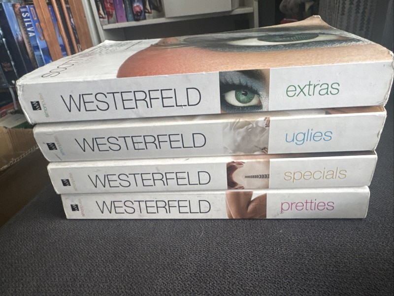 Complete Set of 4 Uglies Series Uglies Pretties Specials & Extras Paperbacks