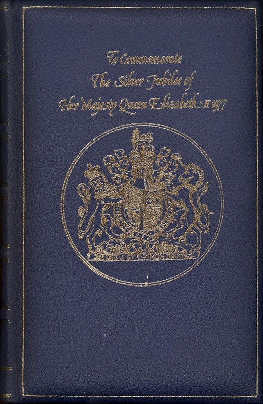 Royal : Her Majesty Queen Elizabeth II – hardcover Lacey Robert