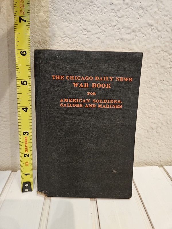 1918 Original Chicago Daily News War Book WWI Pocket Soldiers Sailors Marines