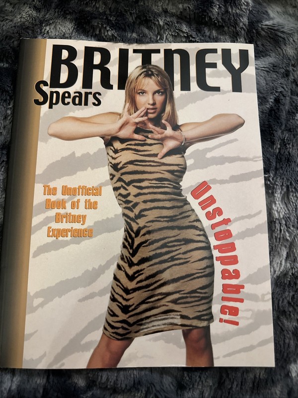 VINTAGE Britney Spears Unstoppable! 2001 Tons of Pictures Book Live Music Tour