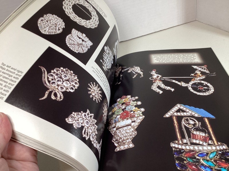 Vintage Jewelry A PRICE AND IDENTIFICATION GUIDE 1920-1940 Leigh Leshner-2002 gallery