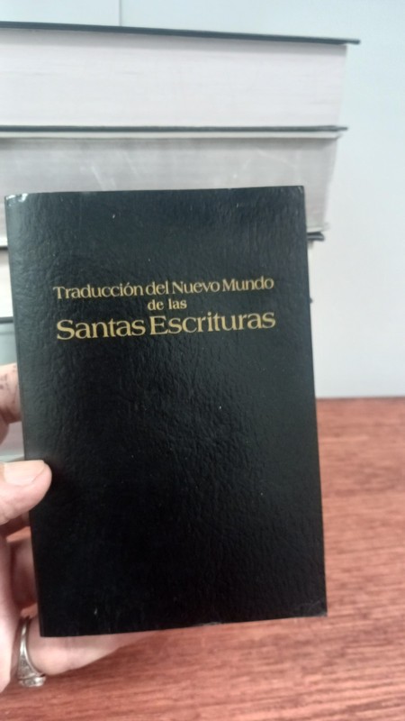 3 BIBLES IN ENGLISH, 4 BIBLIAS EN ESPANOL LOT gallery