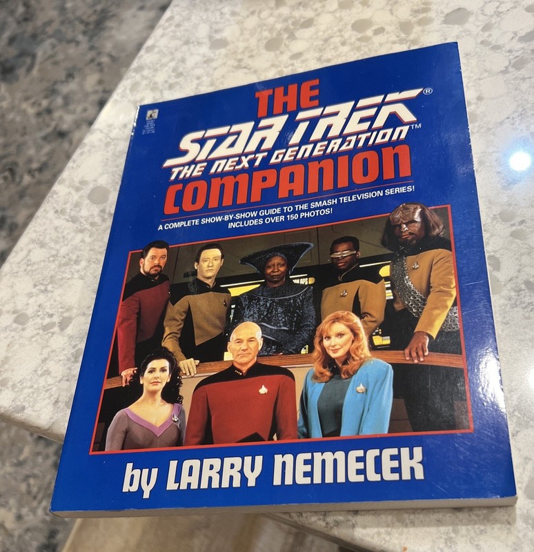 1992 The Star Trek The Next Generation Companion Book by Larry Nemecek «NEW»