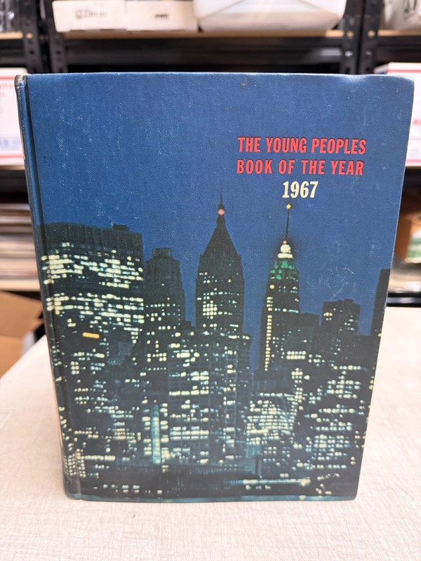 Vintage 1967 «The Young Peoples Book of the Year» Hardcover Annual – Grolier Inc