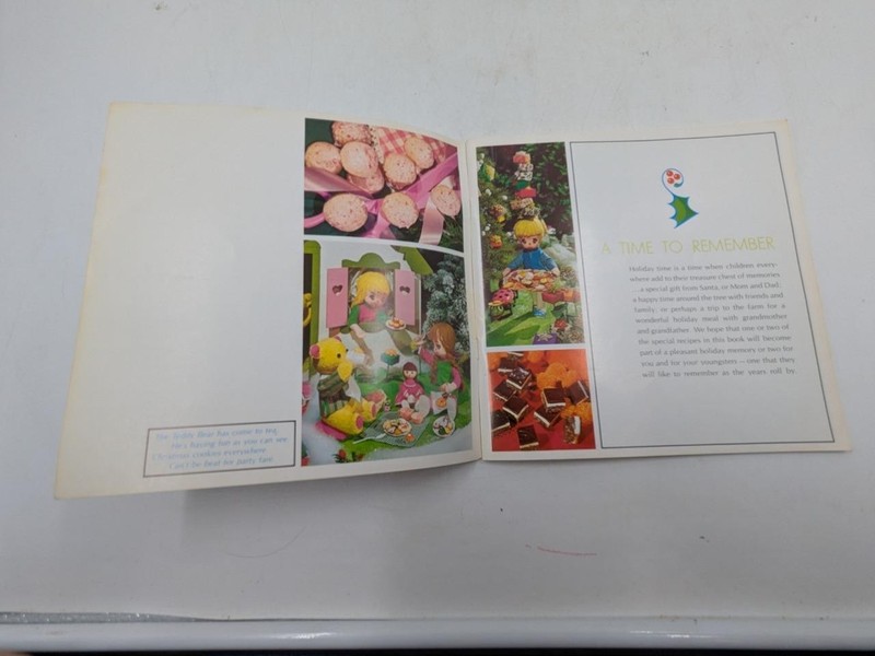 1968 WE Energies Cookie Book Wisconsin Electric Christmas Cooky Recipe Book C gallery