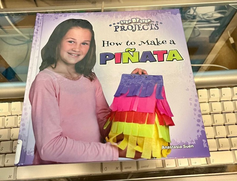 Step-By-Step Projects Ser.: How to Make a Piñata by Anastasia Suen (2018,…