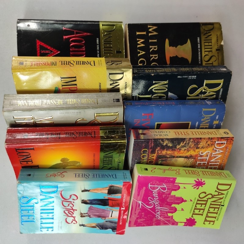 Lot of 15 Danielle Steel Romance Popular Series Hardcover, paperback Books MIX gallery